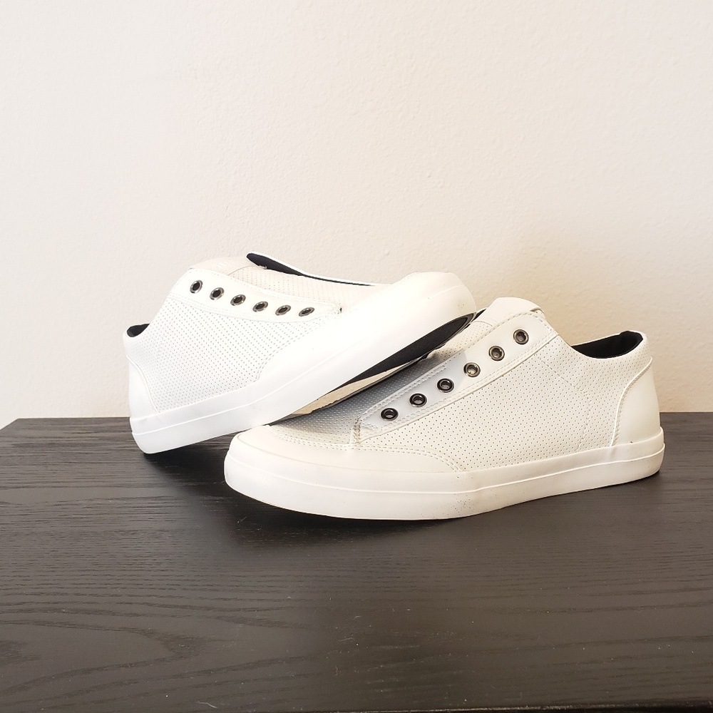 Guess Mitt2 All White Faux Leather Mens 10.5 NWT